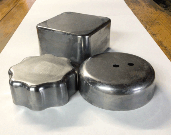 逐次張り出し成形によって成形された、垂直壁を持つ3種類の金属成形品。一般的な逐次張り出し成形では困難とされる垂直壁形状が、実際の成形品として実現できていることを示している。