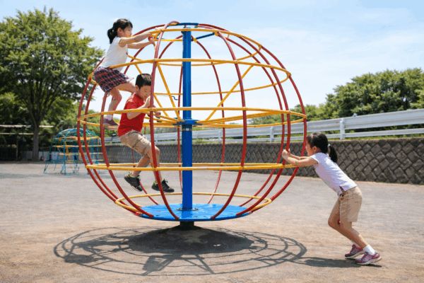 公園にある回転する遊具の写真