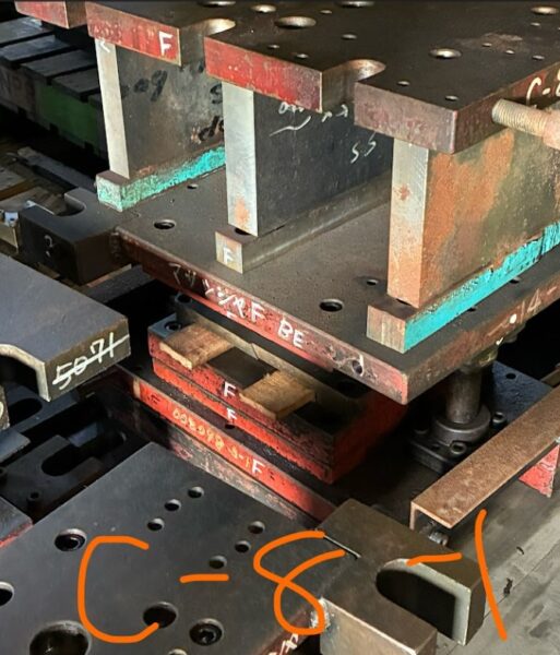 金型が映った写真。写真に撮影後に写真の編集機能で『C-8-1』と書き加えられている