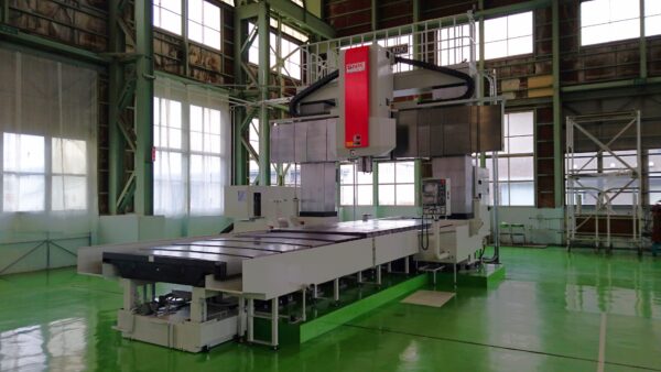 逐次張り出し成形に使用している、金型製作用の大型門型マシニングセンタ。