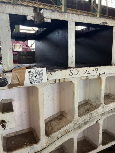 金型にQRコードを印刷した紙がガムテープで固定されている