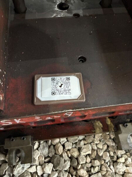 QRコードが入ったネームプレートを金型の別のところに張り付けた様子