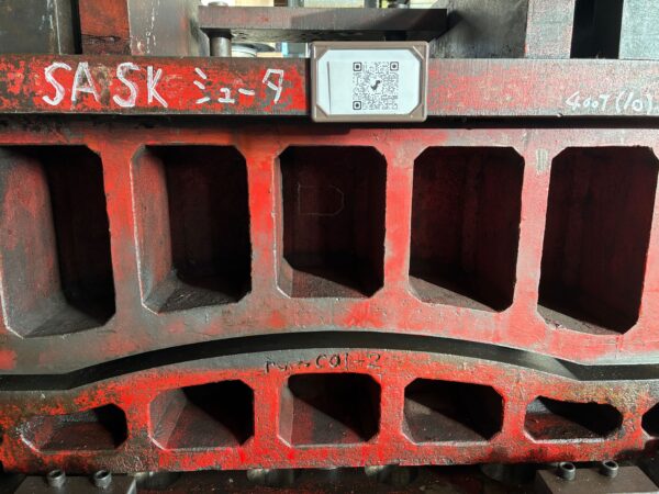 金型の写真。QRコードをいれたネームプレートが貼られてる。