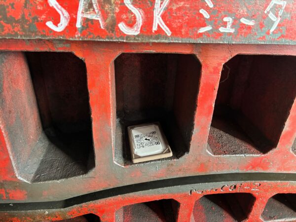 金型の写真。ネームプレートが先ほどの写真とは別のところに移動している。