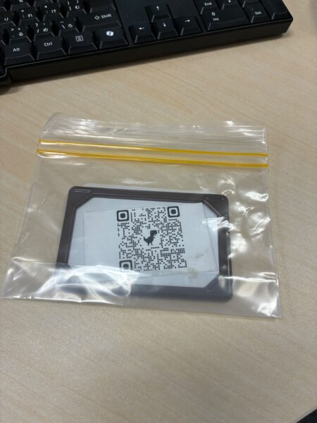QRコードが入ったネームプレートをチップロックに入れてる様子