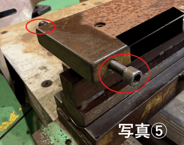 プレス金型に吊りボルトを取り付けた様子。吊りボルトのところに赤丸で強調してある。