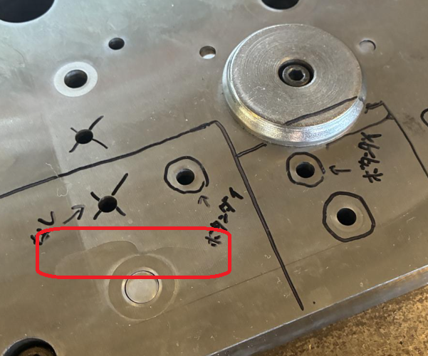 下型ダイスに入った割れを赤枠で示した写真