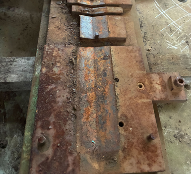 金型の加工面の錆具合が重度であることがわかる写真