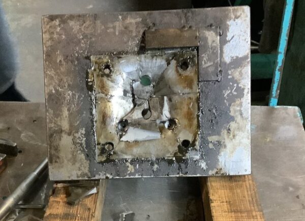誤ったライナー使用により破損した金型の上型部のパンチホルダーの歪みの破砕が確認できる状態