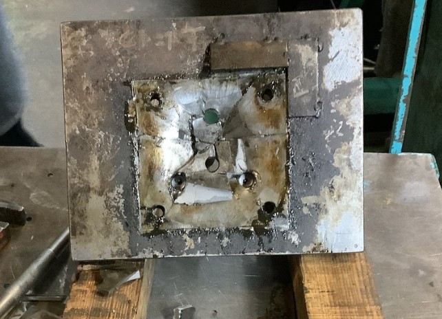 誤ったライナー使用により破損した金型の上型部のパンチホルダーの歪みの破砕が確認できる状態